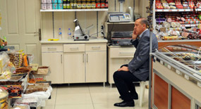 Yılın siyaset fotoğrafı: Bakkal Erdoğan!