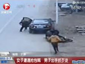 Kadını sürükleyen kapkaççılara çarptı