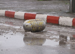 Dalgaların caddeye taşıdığı cisim mayın paniği yaşattı