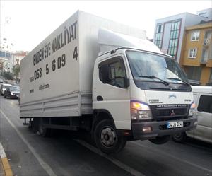 Kamyonet aşırı yükten "şaha" kalktı