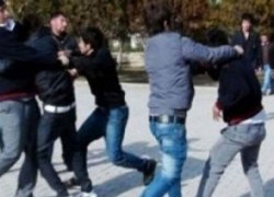 Karşıt görüşlü öğrenciler birbirine girdi
