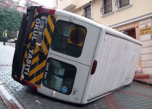 Servis Minibüsü Devrildi, 10 Öğrenci Ölümden Döndü