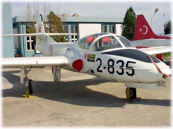 T-37 uçaklarının uçuşu durduruldu