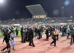 Mısır'da futbol maçı savaşa döndü: 74 ölü