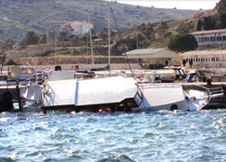 Şiddetli fırtına sekiz tekneyi batırdı