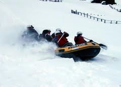 Kar üzerinde rafting keyfi