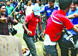 Bangladeş'te polis protestoculara ateş açtı