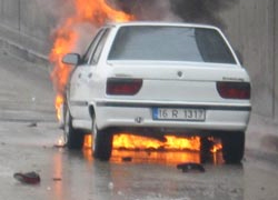 LPG'li otomobil cayır cayır yandı