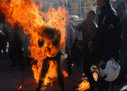 Eylem yapan pazarcı kendini yaktı!