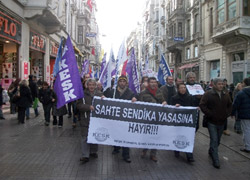 Sendika yasa tasarısını protesto için yürüdüler 