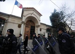 Romanlardan Fransa protestosu