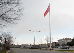 Tuzla'ya 96 metrekarelik Türk bayrağı dikildi