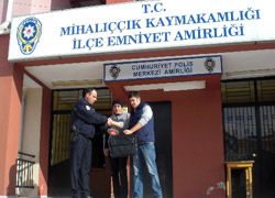 Yolda buldukları para dolu çantayı polise teslim ettiler