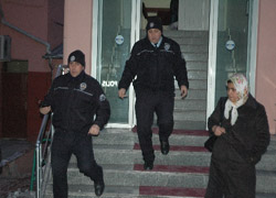 Eşini dövüp eksi 15 derecede sokağa attı