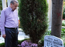 Erdoğan, anne ve babasının mezarını ziyaret etti