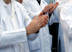 Parası çok olan doktoru dövüyor!