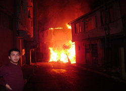 Beyoğlu’nda 3 bina alev alev yandı