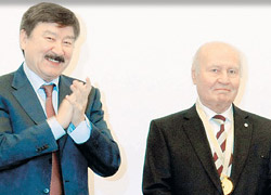 Prof. Yazgan’a Onur Madalyası
