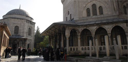 Türbede Kanuni'ye dua, Hürrem'e beddua