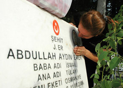Şehit oğlu için eşinden boşanıyor