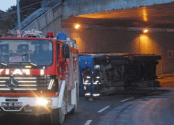 Kimyasal taşıyan kamyon tehlike saçtı