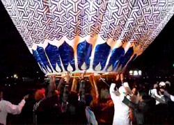 Fişek yüklü balon seyirciler arasında patladı!