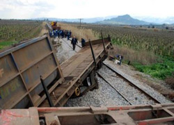 Yük treni raydan çıktı