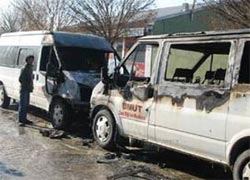 Patnos'ta iki minibüs kundaklandı