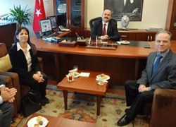 İsrail konsolosu 'alçak koltuk'ta