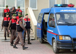 Sahte başkomiser ve savcı tutuklandı