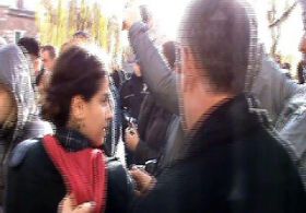 Kızını eylemcilerin arasından aldı