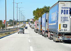 Kapıkule'de 10 kilometre tır kuyruğu
