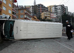 Servis aracı kaza yaptı; 6 yaralı