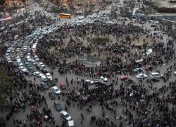 Tahrir Meydanı iki grubun kavgasına şahit oldu