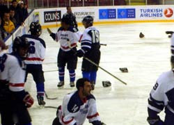 Buz hokeyi maçında kavga