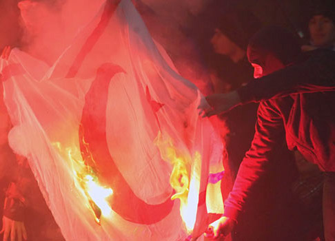 Zenit taraftarları KKTC bayrağı yaktı 