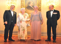 Gül Prens Charles ile bir arada