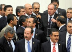 Mecliste kürsüyü işgal ettiler