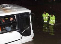 Selde mahsur kalan 27 işçi kurtarıldı
