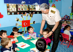 Necdet Özel'den Türk okuluna ziyaret