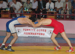 Güreşte teknik kadro istifa etti