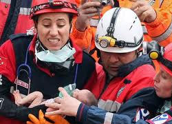 Azra bebek, babasını mezarında
