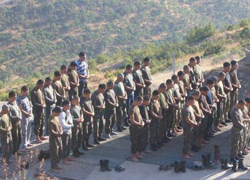 Mehmetçik dağ başında namazda