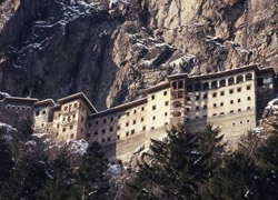 Manastır yoluna 'iyi niyet taşları' döşeniyor