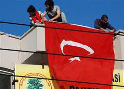 Türk bayrağı astılar tutuklandılar