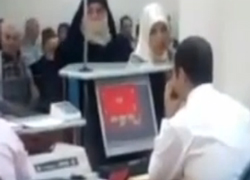 Vatandaş sırada memur okeyde!