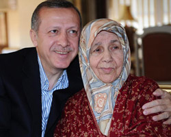 Başbakan, annesinin dua programına katıldı