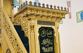 Cemaat, imamı minberden zorla indirdi