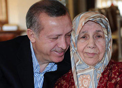 Erdoğan, annesini ziyaret etti