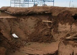 Kerpiç ev uçtu, 4 kişi toprak altında kaldı